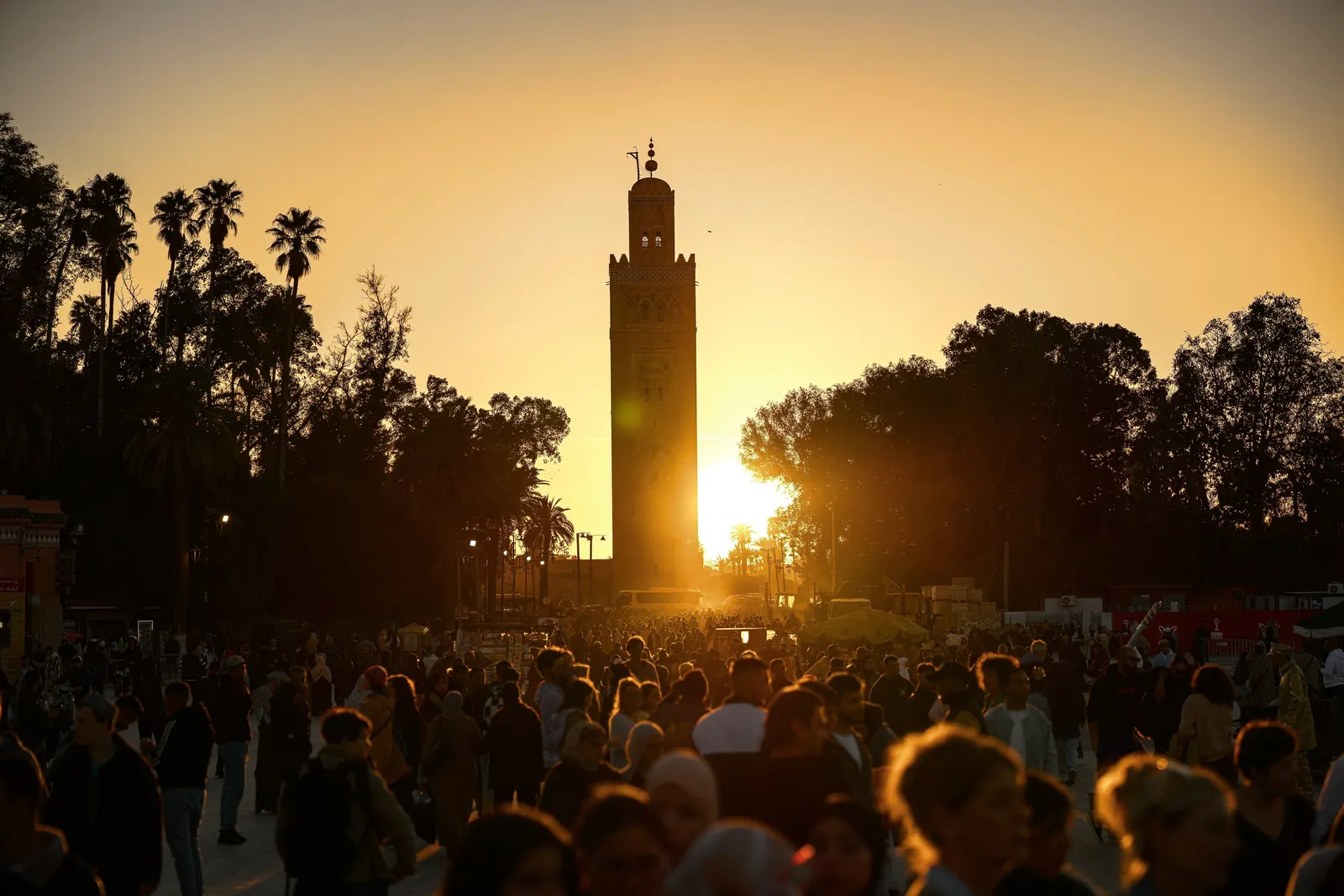 Koutoubia 尖塔矗立于马拉喀什人群之上,映衬着金色落日